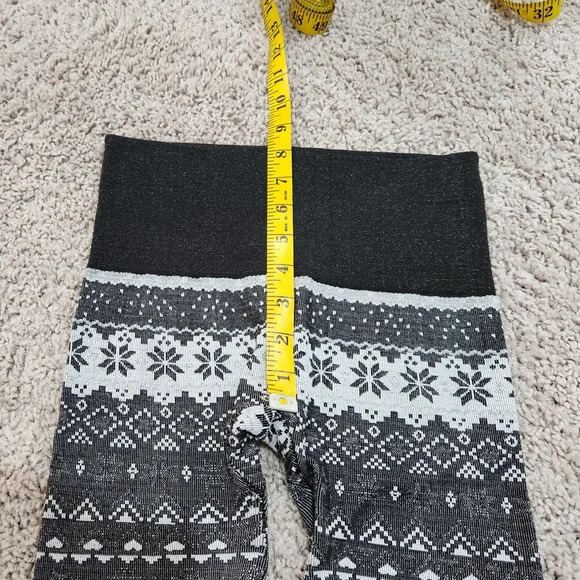 Women's Snowflake Pattern Leggings - Picture 4 of 8